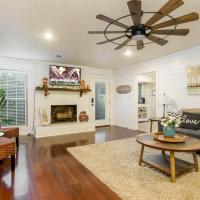 Gorgeous Alabama Home 4 Miles to Stadium Sleeps 8，位于塔斯卡卢萨Tuscaloosa Regional Airport - TCL附近的酒店
