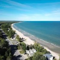 Beach Club of Oscoda Garden Cottage on the Lake，位于Oscoda的酒店