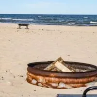 Beach Club of Oscoda - The Lakeshore Cottage，位于Oscoda的酒店