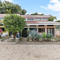 Bright and Spacious Loft-Style Apartment a Five-Minute Walk to the Beach，位于科克的酒店