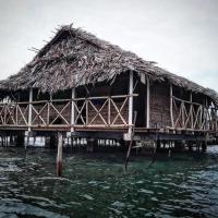 Private Traditional Hut on the water with 2 rooms，位于Wichubualá的酒店