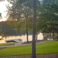 Cottage style home close to golfing and lake，位于Whispering PinesMoore County - SOP附近的酒店