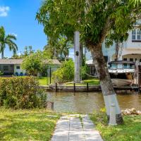 Secluded Family Serenity on Canal with 2 Bikes and Beach Chairs，位于那不勒斯Naples Municipal - APF附近的酒店