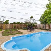 Newly Renovated Houston Home with Private Pool!，位于休斯顿中国城的酒店