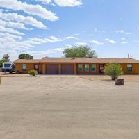 Quiet Country Home in Las Cruces with Horse Stalls!，位于拉斯克鲁塞斯Las Cruces International - LRU附近的酒店