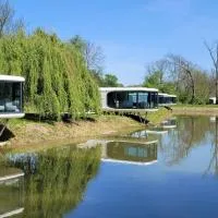 Pałac Wieniawskich - Luksusowe, Całoroczne Domki Glampingowe Nad Jeziorem, Prywatna Balia, Park 10ha，位于马佐夫舍地区格罗济斯克的酒店