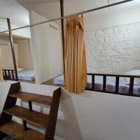 Dormitories/Hosteller, Giftland Homestay，位于艾藻尔艾藻尔机场 - AJL附近的酒店