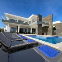 Luxury Modern Style Villa with Private Pool，位于佩拉的酒店
