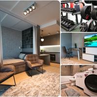 FITNESS room, Air conditioner, security & PARKING, fully equipped kitchen & washing machine, 4K OLED TV & HighSpeed WiFi, spacious balcony with gorgeous city view in CENTRAL location，位于里加Petersala-Andrejsala的酒店
