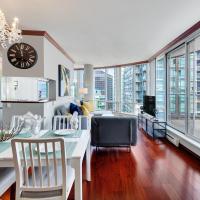 Designer sub-penthouse - Central Downtown Views And King Bed!，位于温哥华Vancouver Coal Harbour Seaplane Base - CXH附近的酒店