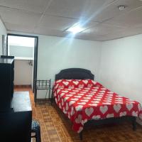 Habitación con baño privado para 1 o 2 personas，位于马尼萨莱斯拉努比亚机场 - MZL附近的酒店