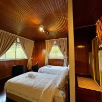 3 Retro-Antique Inspired Interconnected Family Rooms at Country Lodge - Eco Valley Retreat 豐之谷，位于斗湖斗湖机场 - TWU附近的酒店