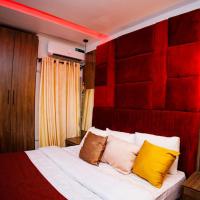 Vic & J Lounge and Hotel Asaba，位于阿沙巴的酒店