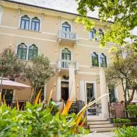 DeGrassi Boutique Garni Hotel Izola，位于伊佐拉的酒店