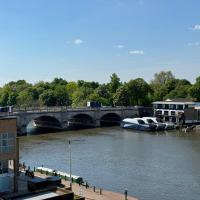 Entire Kingston Two bedroom Apartment Town centre & River view, 32 minutes to London Waterloo Station，位于伦敦汉普顿威克的酒店