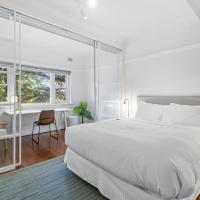 Elegant 1-Bed CBD Apartment with Sunroom Study，位于墨尔本阿尔伯特公园的酒店