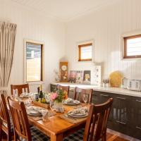 6KM to CBD Convenient 5BR Queenslander Coorparoo，位于布里斯班库帕鲁的酒店