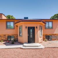 Northeast Arizona Home with Hot Tub, Close to Hikes!，位于佩吉佩吉市机场 - PGA附近的酒店