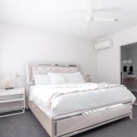 Beautiful Modern 3 Bedroom Family Suite Sleeps 6，位于布里斯班阿斯科特的酒店