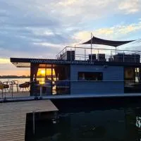 Seezeit im Hausboot mit Kamin & Sauna，位于施维洛赫塞的酒店