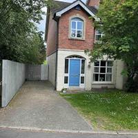 Stunning semi-detached townhouse, Holywood, Sleeps 6 - 10 mins from Belfast，位于贝尔法斯特乔治·贝斯特贝尔法斯特城市机场 - BHD附近的酒店