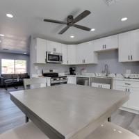 Contemporary Phoenix Apartment 13 Mi to Old Town!，位于凤凰城阿尔罕布拉的酒店