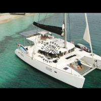 Luxury sailing Catamaran in San Blas with shared rooms，位于Niagalubir的酒店