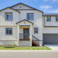 Spacious Family Home in Stockton - Pets Welcome!，位于斯托克顿Stockton Metropolitan Airport - SCK附近的酒店