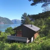 Fjordhytte-2 am Hardangerfjord, grandioses Fjordpanorama, 20 PS Motorboot mietbar!，位于Ænes的酒店