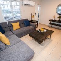Luxury Retreat with Private Jacuzzi and Mountain Views FREE Parking，位于庞塞梅塞迪塔斯机场 - PSE附近的酒店