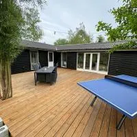 Rummeligt sommerhus ved Lammefjorden - Stor terrasse, have & plads til 6 gæster，位于Grevinge的酒店