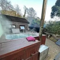 The hot tub by the waterfall - fully inclusive，位于Lower Foxdale的酒店