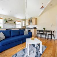 Lovely 3-bed 20 minutes to Central London，位于伦敦杜丁的酒店