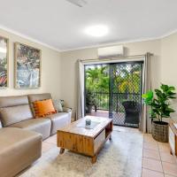 Portobello Place - A Tropical Poolside Getaway，位于Cairns North凯恩斯机场 - CNS附近的酒店