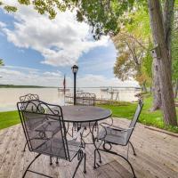 Cheboygan Home with Private Boat Dock on Burt Lake!，位于Pellston佩尔斯顿地区机场 - PLN附近的酒店