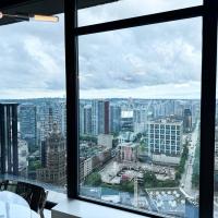 LUXURY 2 BEDROOM 40th FLOOR CONDO IN DOWNTOWN VAN，位于温哥华盖斯镇的酒店