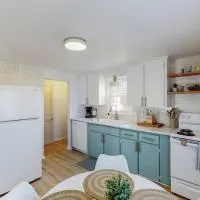 End Zone Escape-Light and Bright HOF Village Home，位于坎顿的酒店