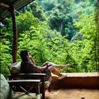 Knuckles Backpackers Hut with waterfall view，位于Kaduwela的酒店