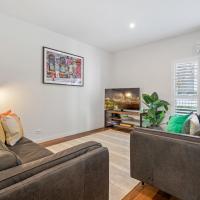 3-Bed Inner-City Cremorne Haven, Close to Shops，位于墨尔本克里摩尼的酒店