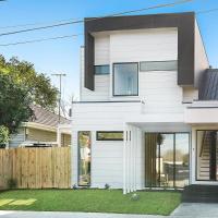 Stunning, modern, two-story detached townhouse，位于墨尔本Footscray的酒店