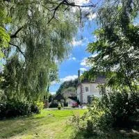 Belle maison de famille Perche avec piscine,位于Planches的酒店