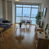 VIVIENDA con INCREIBLES VISTAS A LA PLAYA DE RIAZOR，位于拉科鲁尼亚的酒店