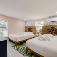 Charming Suite with Balcony and Bikes at Historic Sandpiper Inn，位于萨尼贝尔的酒店