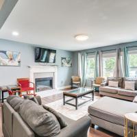 Walterboro House with Office Near Wildlife Center，位于沃尔特伯勒Lowcountry Regional Airport - RBW附近的酒店