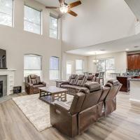 Expansive Home in Humble Near Lake Houston!，位于亨博尔的酒店