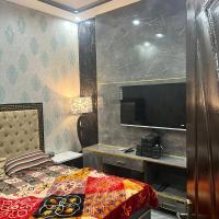 Luxury one bedroom apartment，位于拉合尔阿拉马·伊克巴勒国际机场 - LHE附近的酒店