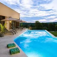 Residence Villa Manuela - Pool & Jacuzzi - Batlug,位于Batlug的酒店