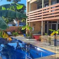 Brisbane 1960s Pool House - hosted bed and breakfast，位于布里斯班的酒店