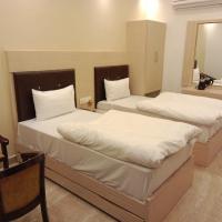 Hotel Varuna Grand，位于瓦拉纳西Varanasi Cantt的酒店