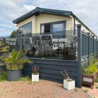 2 bedroom Mini Lodge Caravan at Coopers Beach Holiday Park，位于East Mersea的酒店